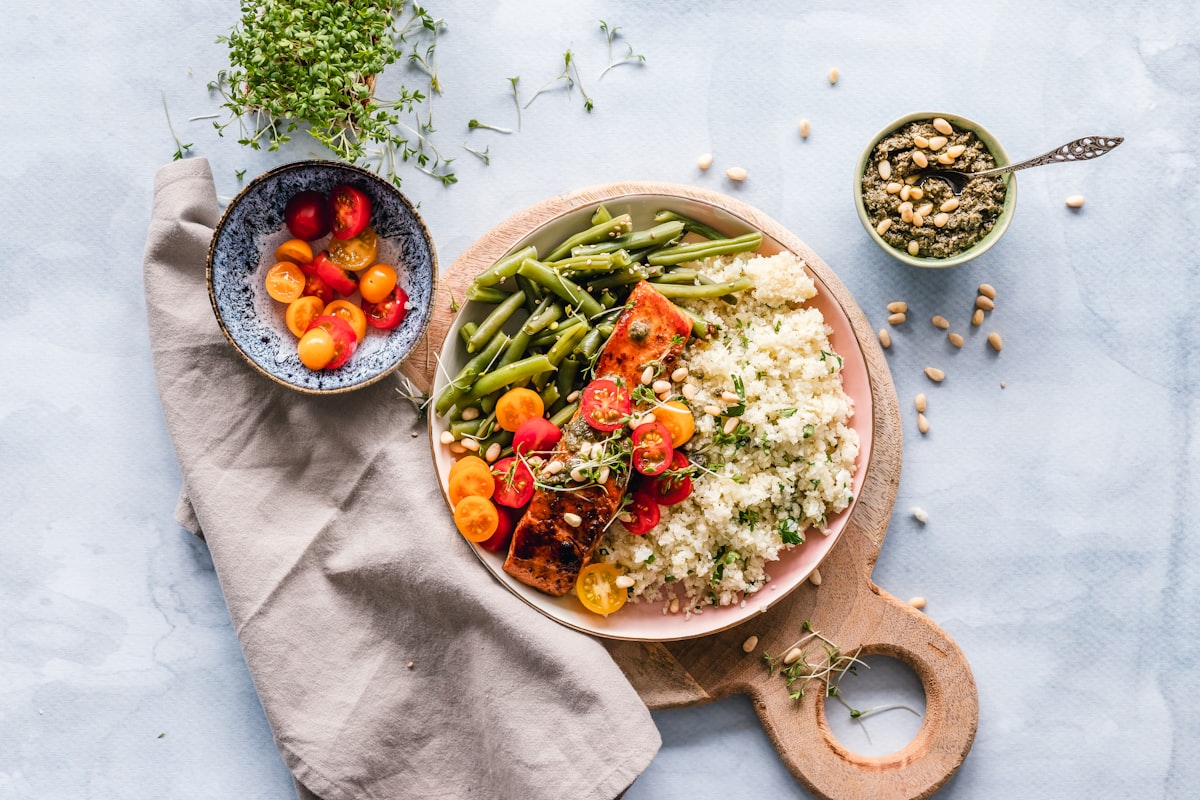 Protein-rich breakfast bowl with eggs and vegetables